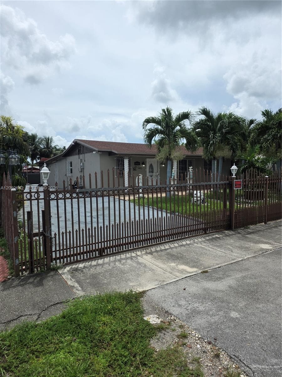 19001 NW 49th Ct, Opa-Locka, FL 33055 — zdjęcie 2