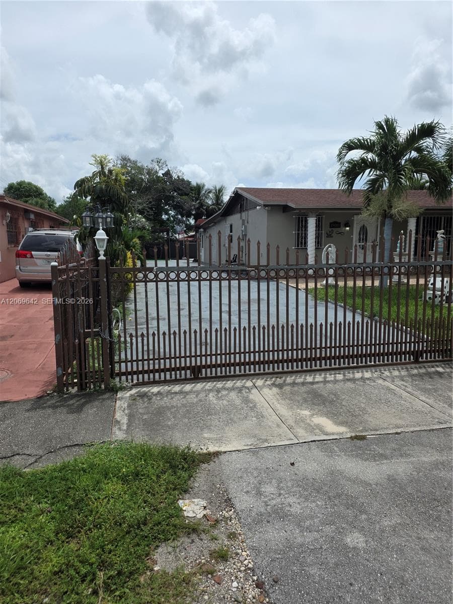 19001 NW 49th Ct, Opa-Locka, FL 33055 — zdjęcie 3