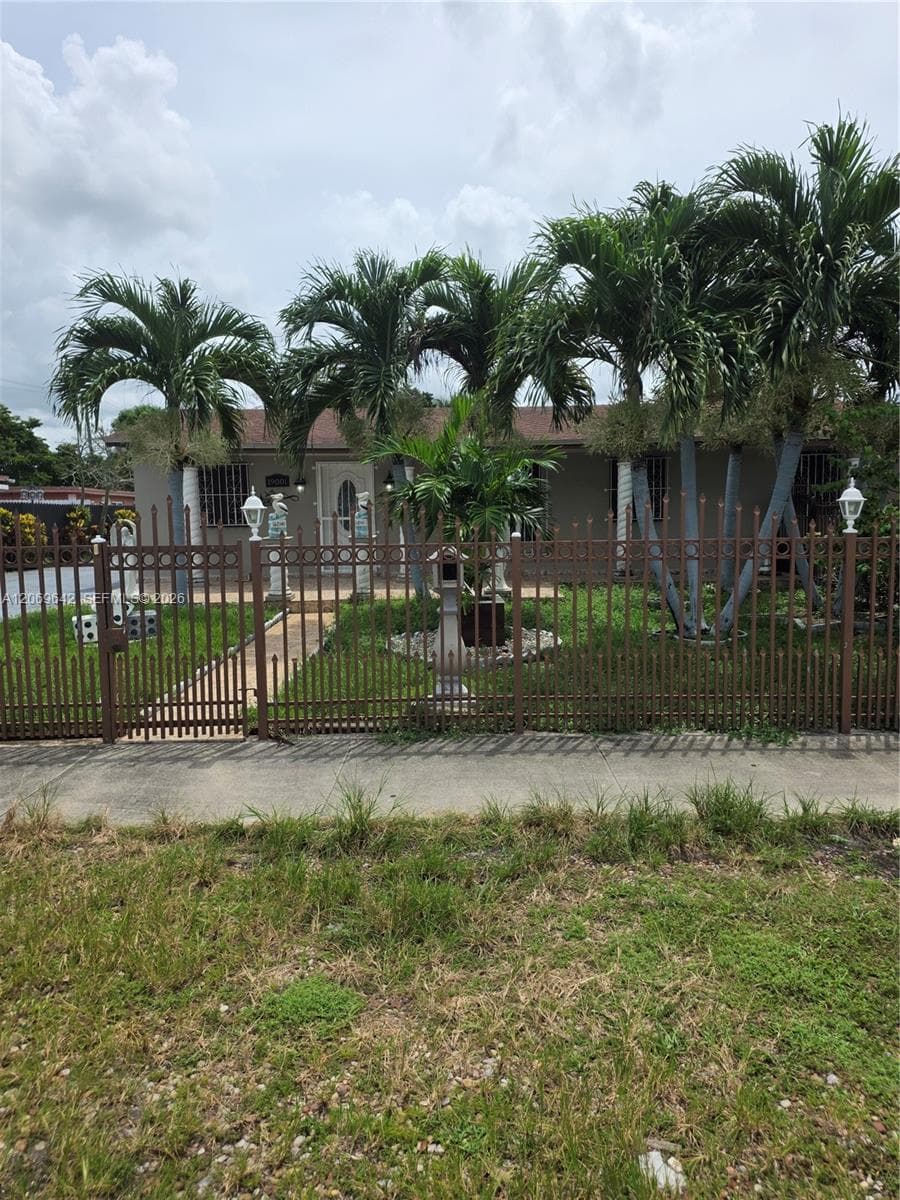 19001 NW 49th Ct, Opa-Locka, FL 33055 — zdjęcie 4