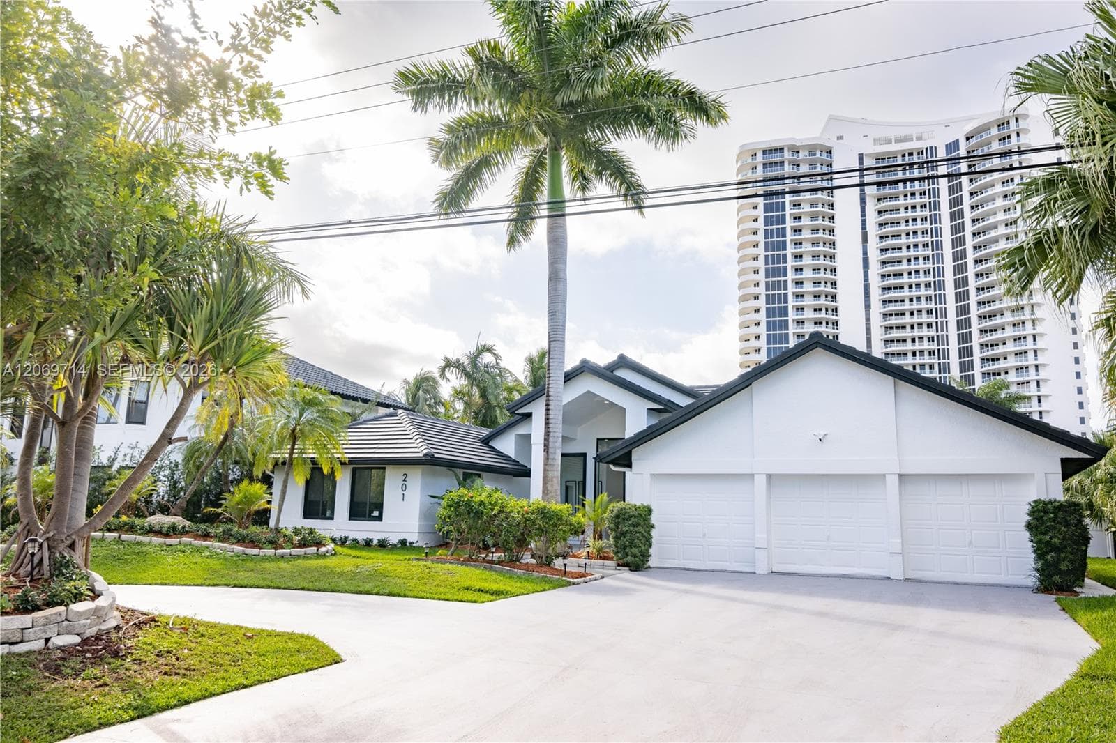 201 Holiday Dr, Hallandale Beach, FL 33009 — zdjęcie 2