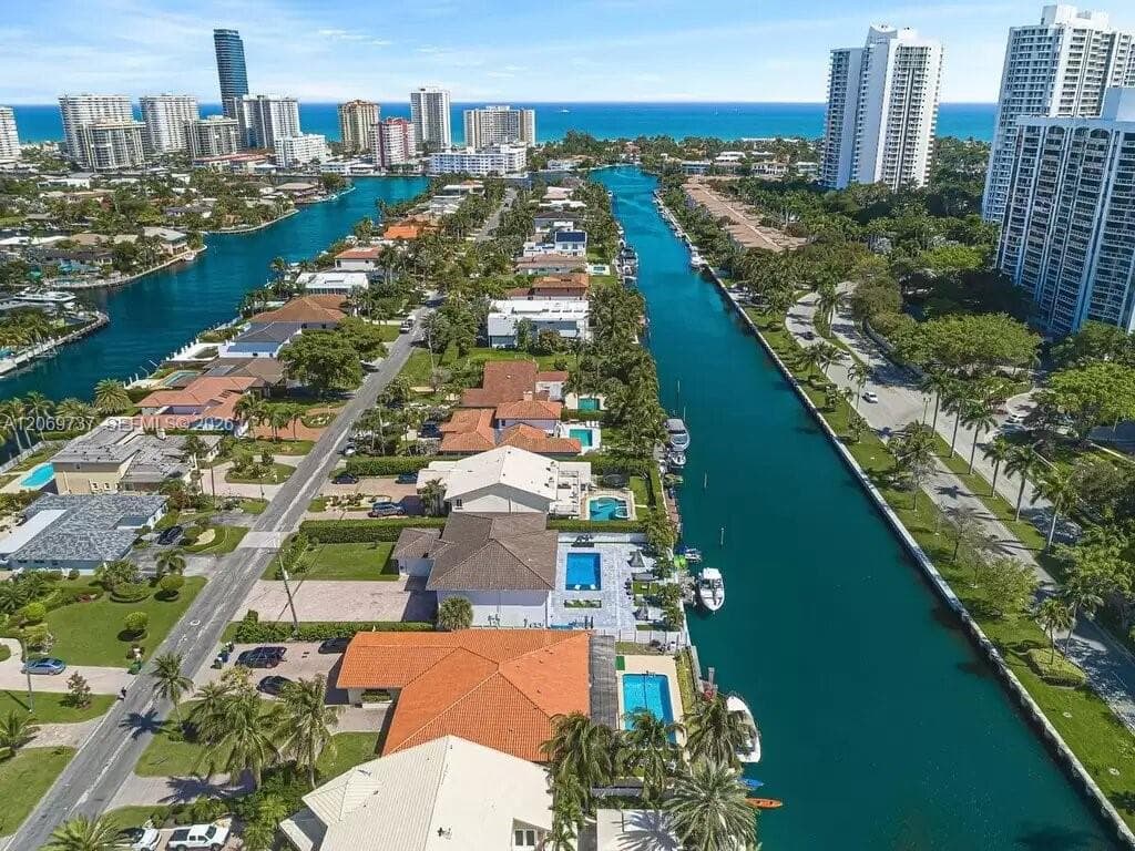 437 Holiday Dr, Hallandale Beach, FL 33009 — zdjęcie 2