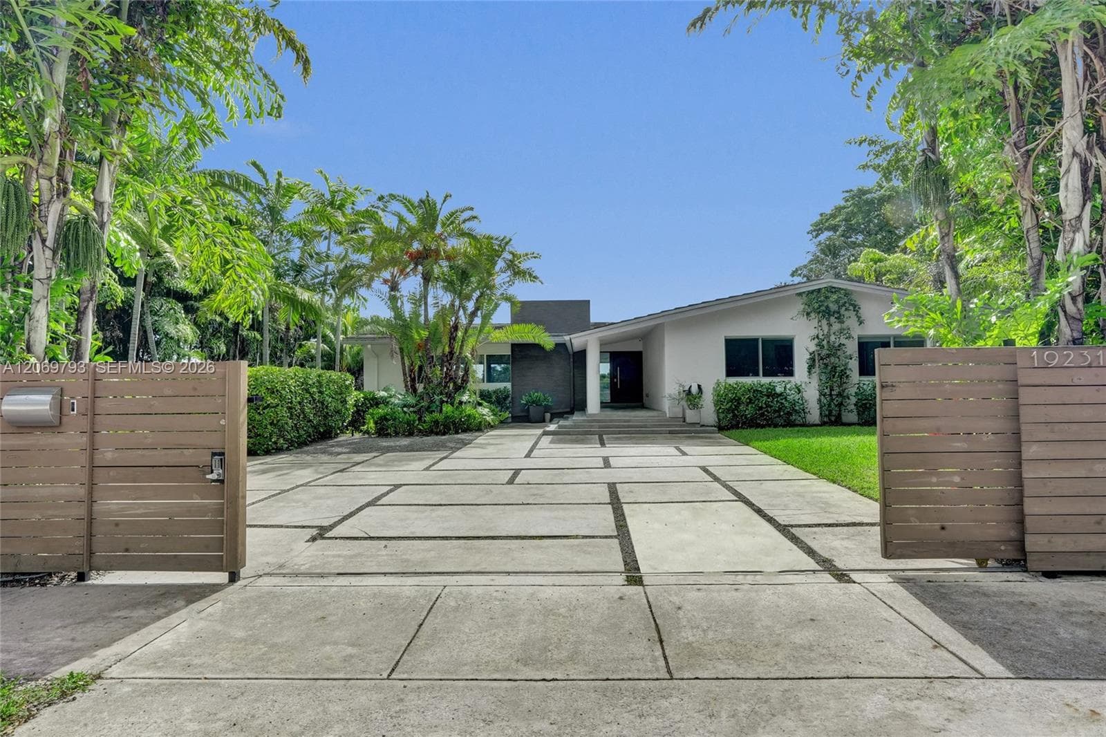 19231 NE 22nd Ave, Miami, FL 33180 — zdjęcie 2