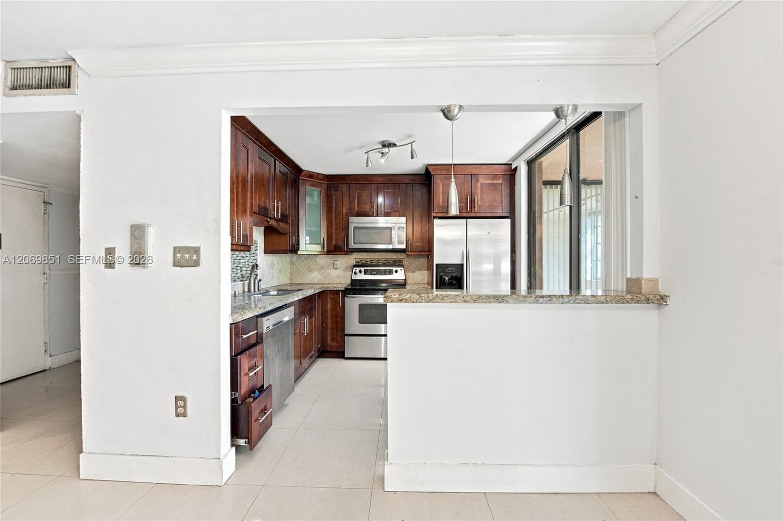 661 NE 195th St # 104, Miami, FL 33179 — zdjęcie 5