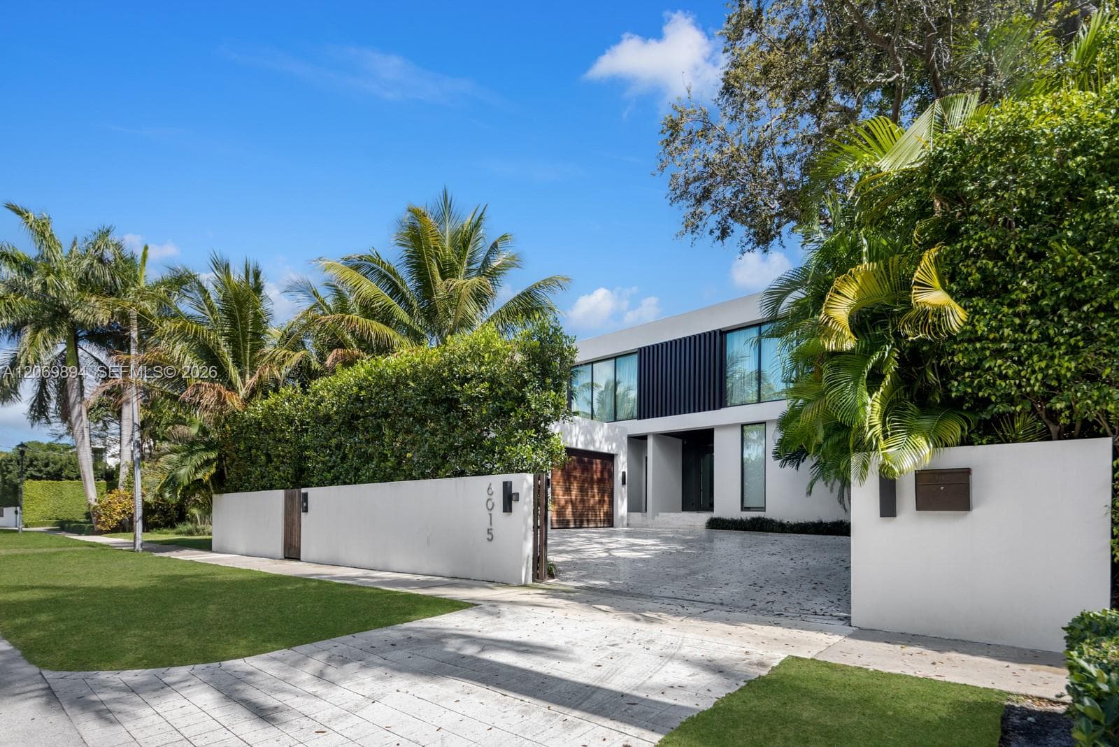 6015 N Bay Rd, Miami Beach, FL 33140