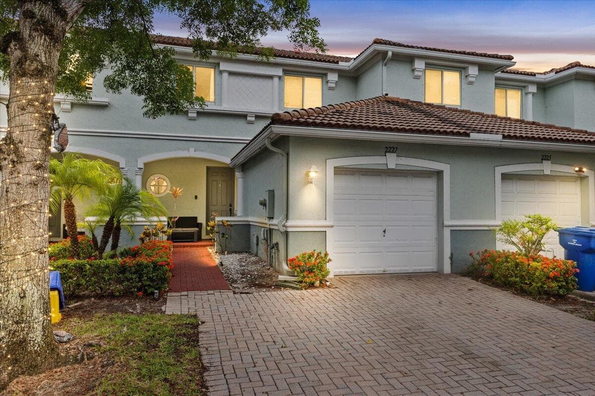 2227 OAKMONT Drive, Riviera Beach, FL 33404 — zdjęcie 2