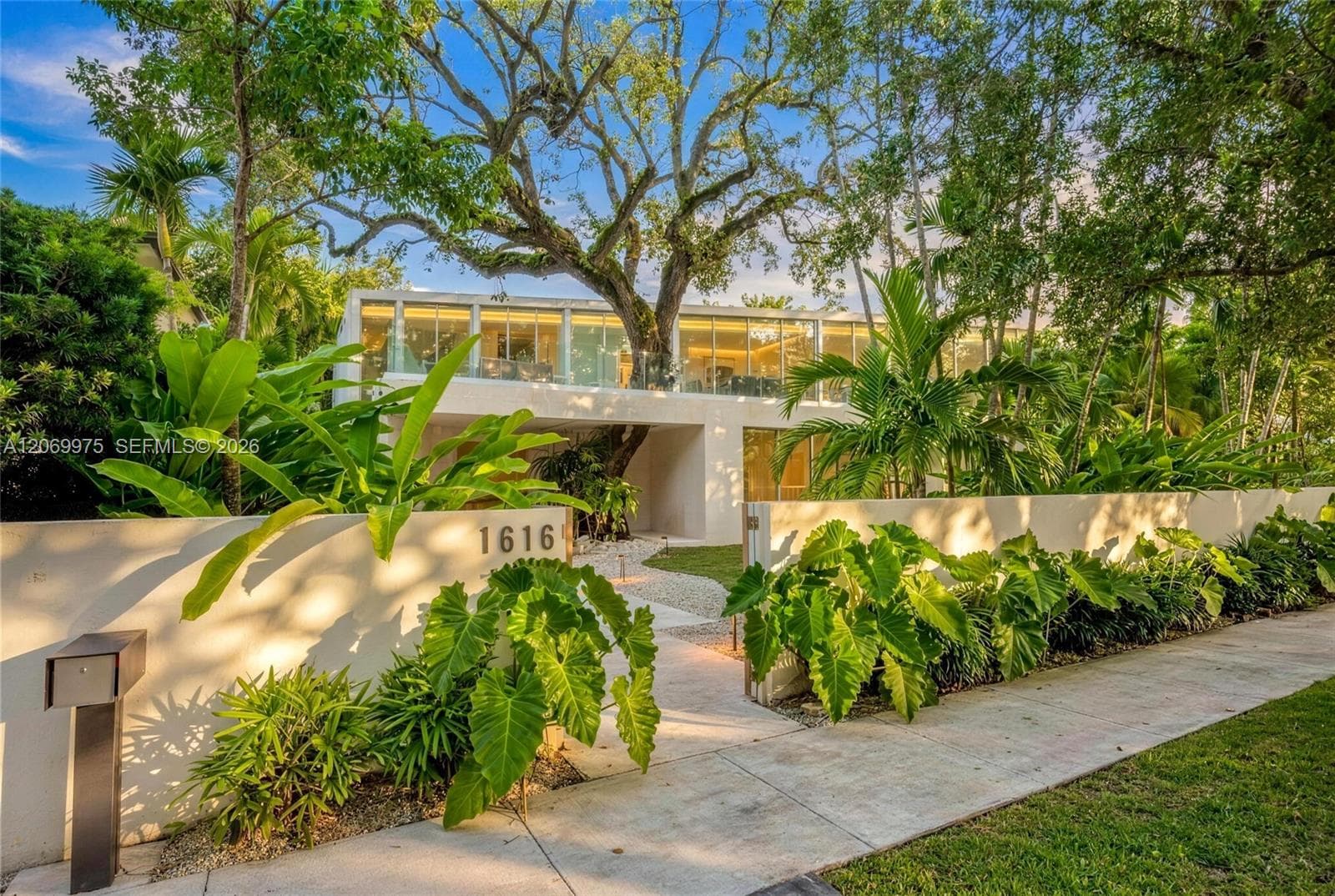 1616 Onaway Dr, Miami, FL 33133 — zdjęcie 5