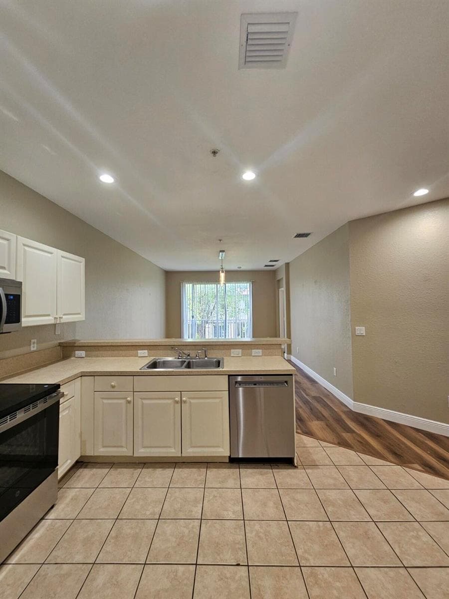 1967 FREEPORT Drive, Riviera Beach, FL 33404 — zdjęcie 5