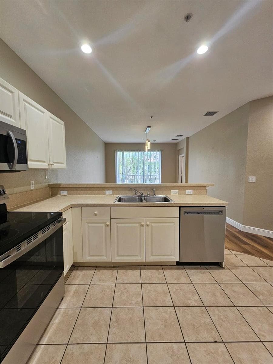 1967 FREEPORT Drive, Riviera Beach, FL 33404 — zdjęcie 4
