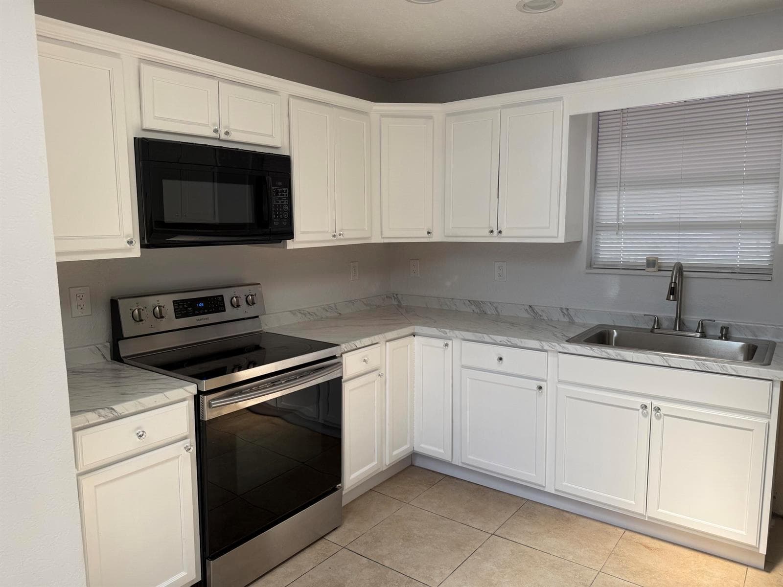 3830 DAVIS Road, Palm Springs, FL 33461 — zdjęcie 2
