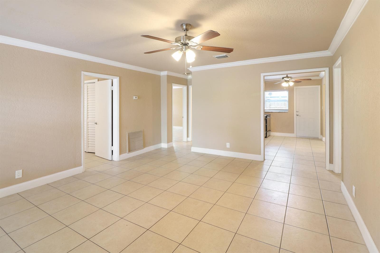 5249 NE 4TH Terrace, Oakland Park, FL 33334 — zdjęcie 4
