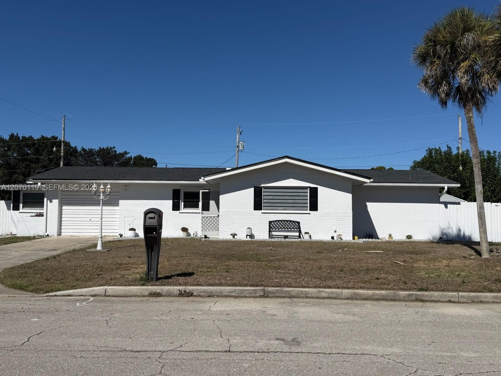 129 E Lake Dr, Lehigh Acres, FL 33936 — zdjęcie 2
