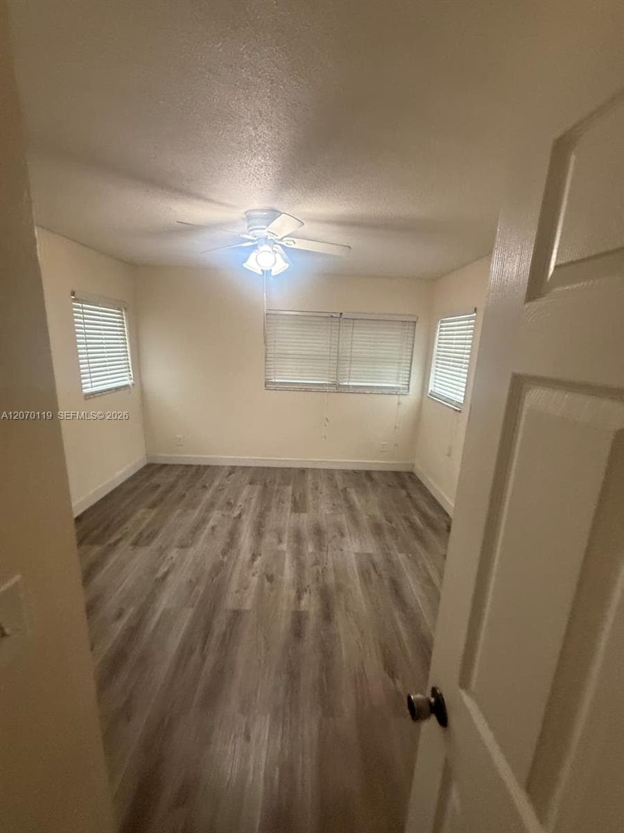 129 E Lake Dr, Lehigh Acres, FL 33936 — zdjęcie 4