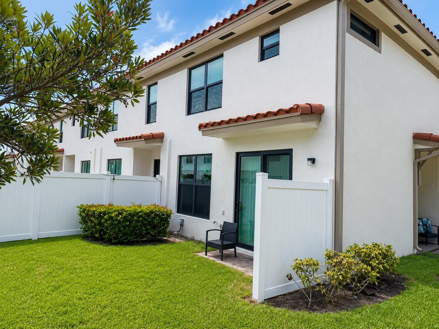 4414 HEMLOCK Drive, Riviera Beach, FL 33410 — zdjęcie 2