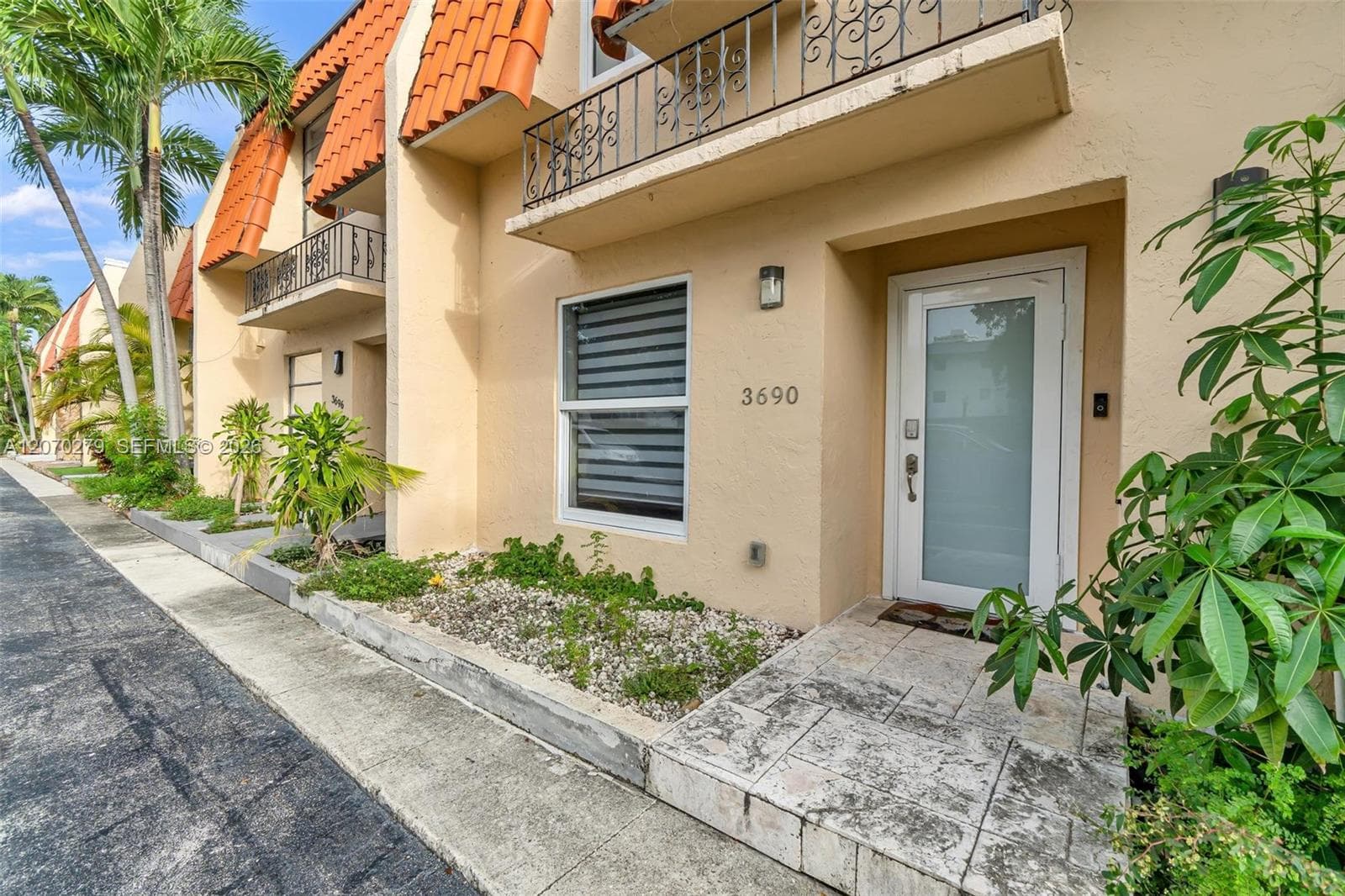 3690 NE 167th St # 34, North Miami Beach, FL 33160 — zdjęcie 2