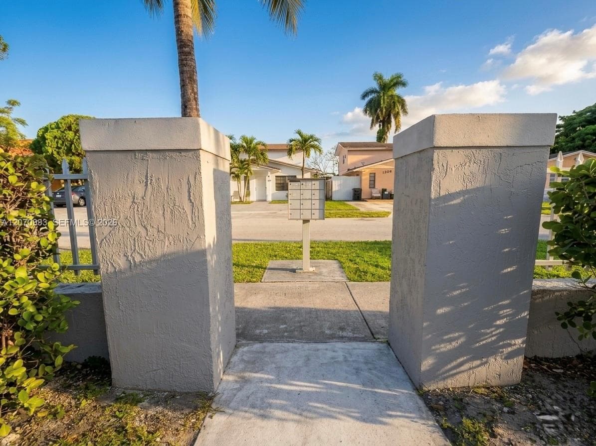 1270 W 42nd St # A103, Hialeah, FL 33012