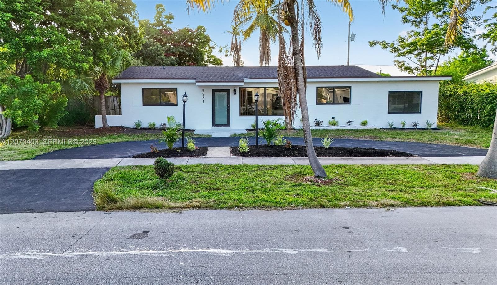 9281 Martinique Dr, Cutler Bay, FL 33189 — zdjęcie 2