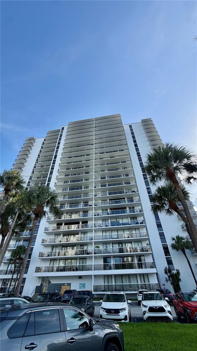3701 N Country Club Dr # 304, Aventura, FL 33180