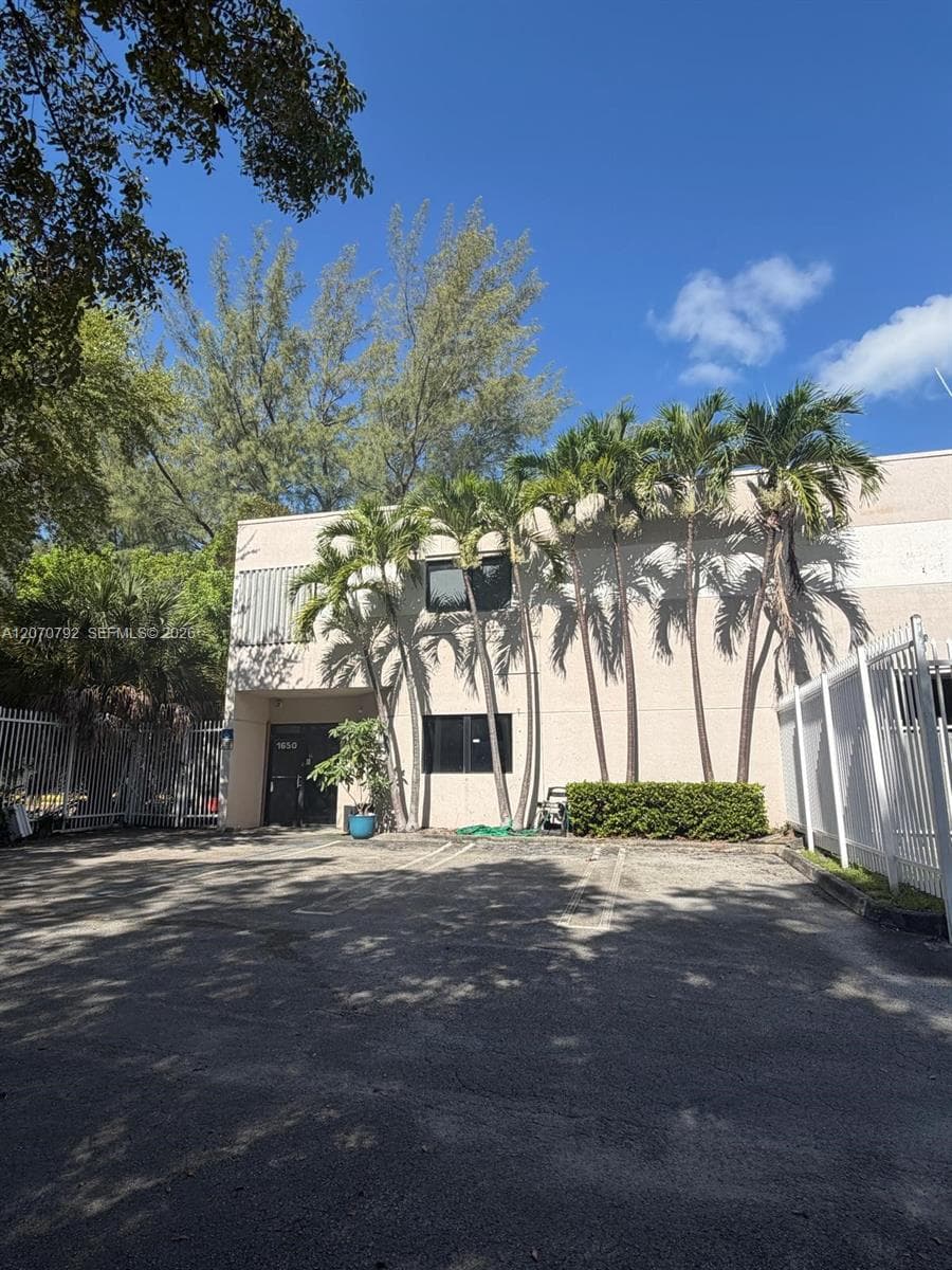 1650 NW 95th Ave, Doral, FL 33172