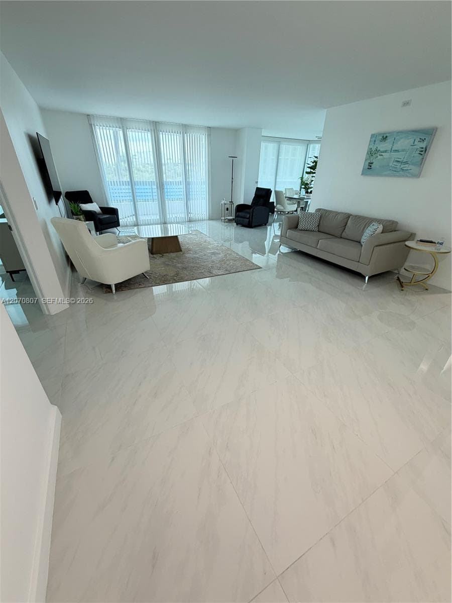 3500 Mystic Pointe Dr # 405, Aventura, FL 33180