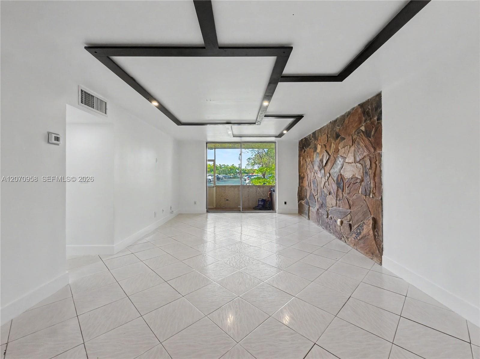 8411 NW 8th St # 102, Miami, FL 33126