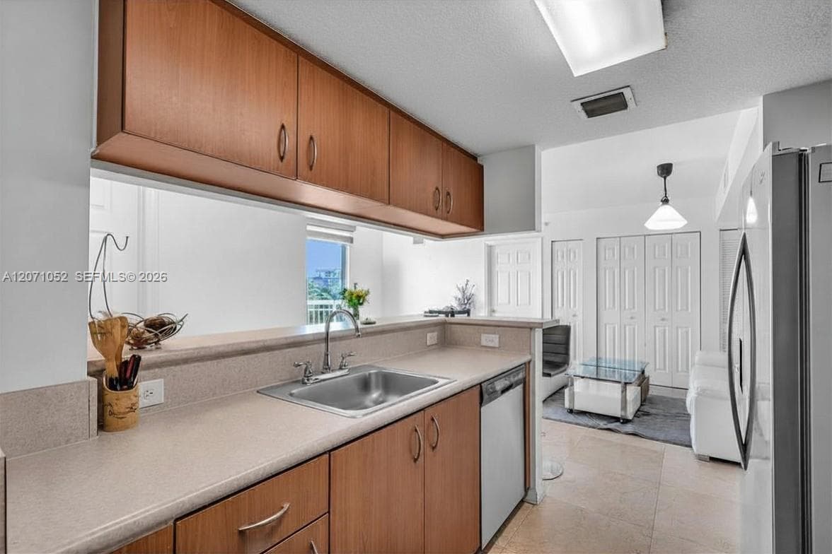 816 NW 11th St # 607, Miami, FL 33136 — zdjęcie 5