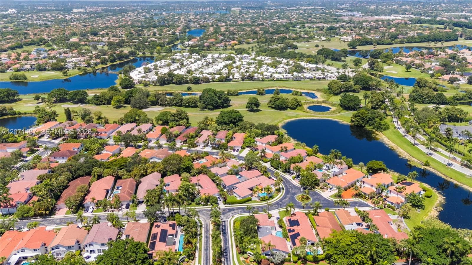 1051 W Bel Aire Dr W, Pembroke Pines, FL 33027 — zdjęcie 4