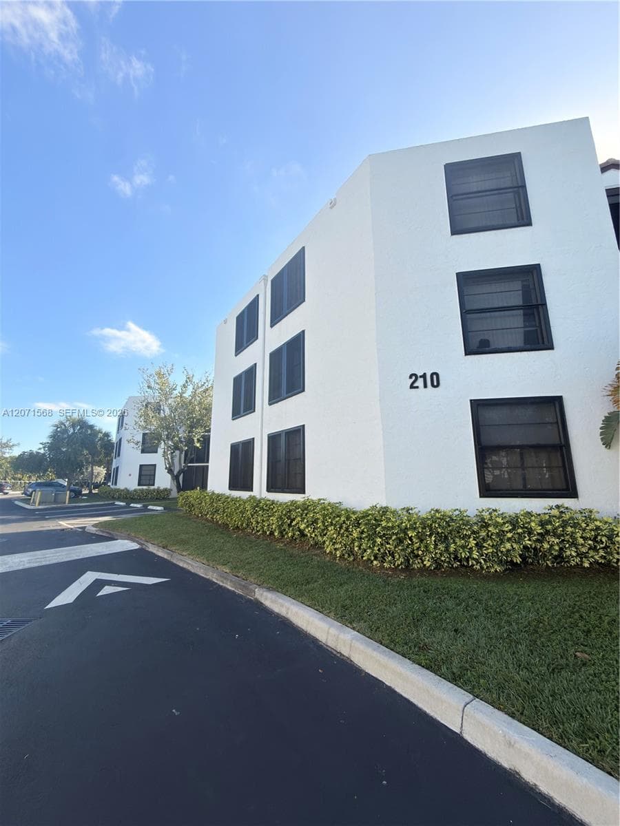 210 Lake Pointe Dr # 210, Oakland Park, FL 33309