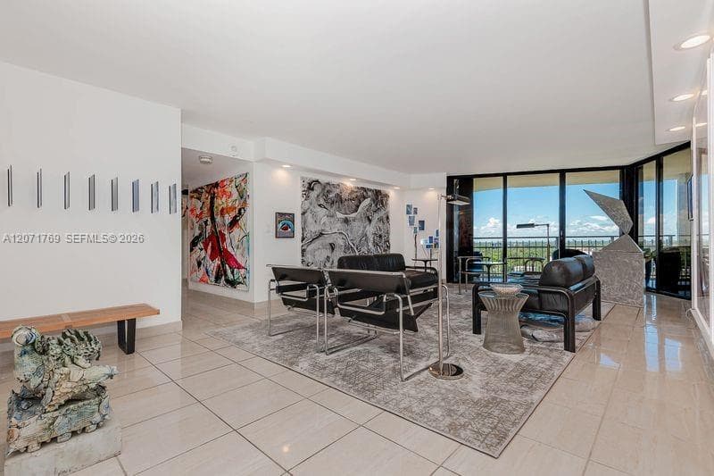 1000 QUAYSIDE TERRACE # 1901, Miami, FL 33138 — zdjęcie 2