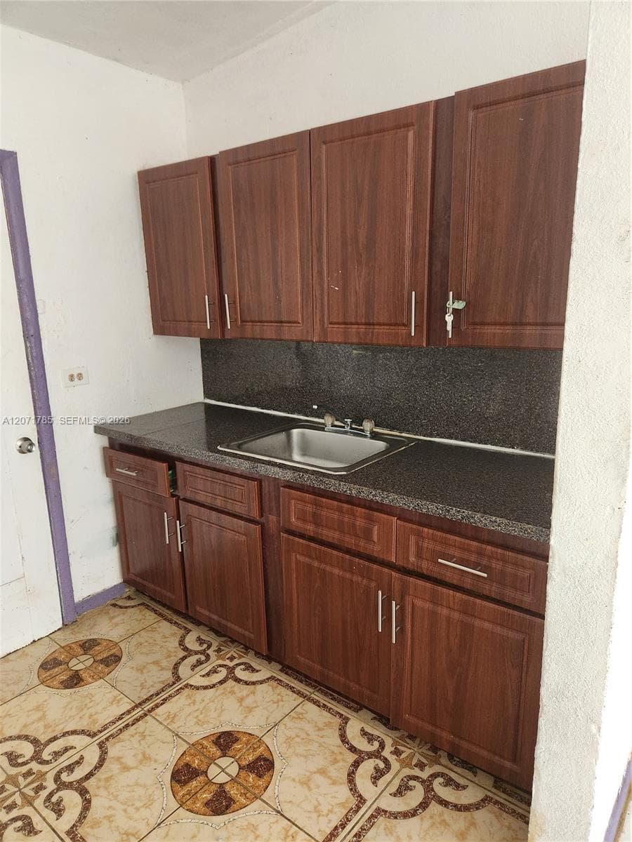 6950 NW 6th Ct, Miami, FL 33150 — zdjęcie 5