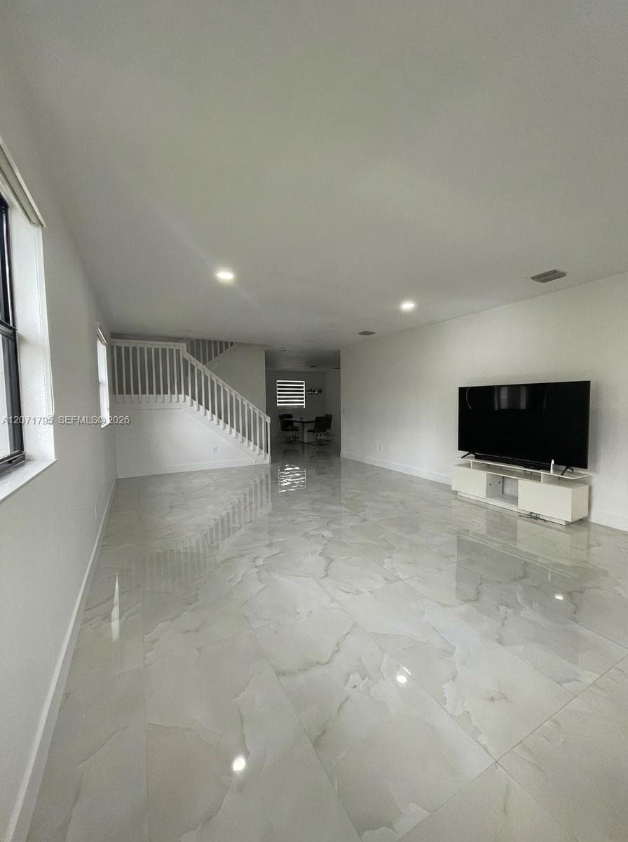 9260 W 35th Ln, Hialeah, FL 33018 — zdjęcie 2