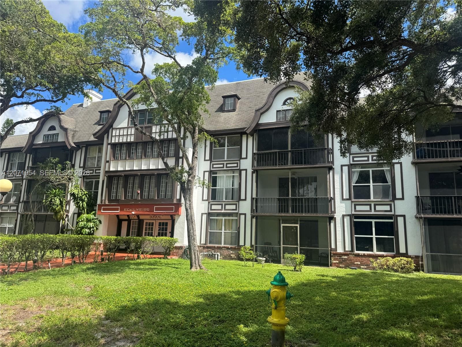 3740 Inverrary Dr # 2Q, Lauderhill, FL 33319