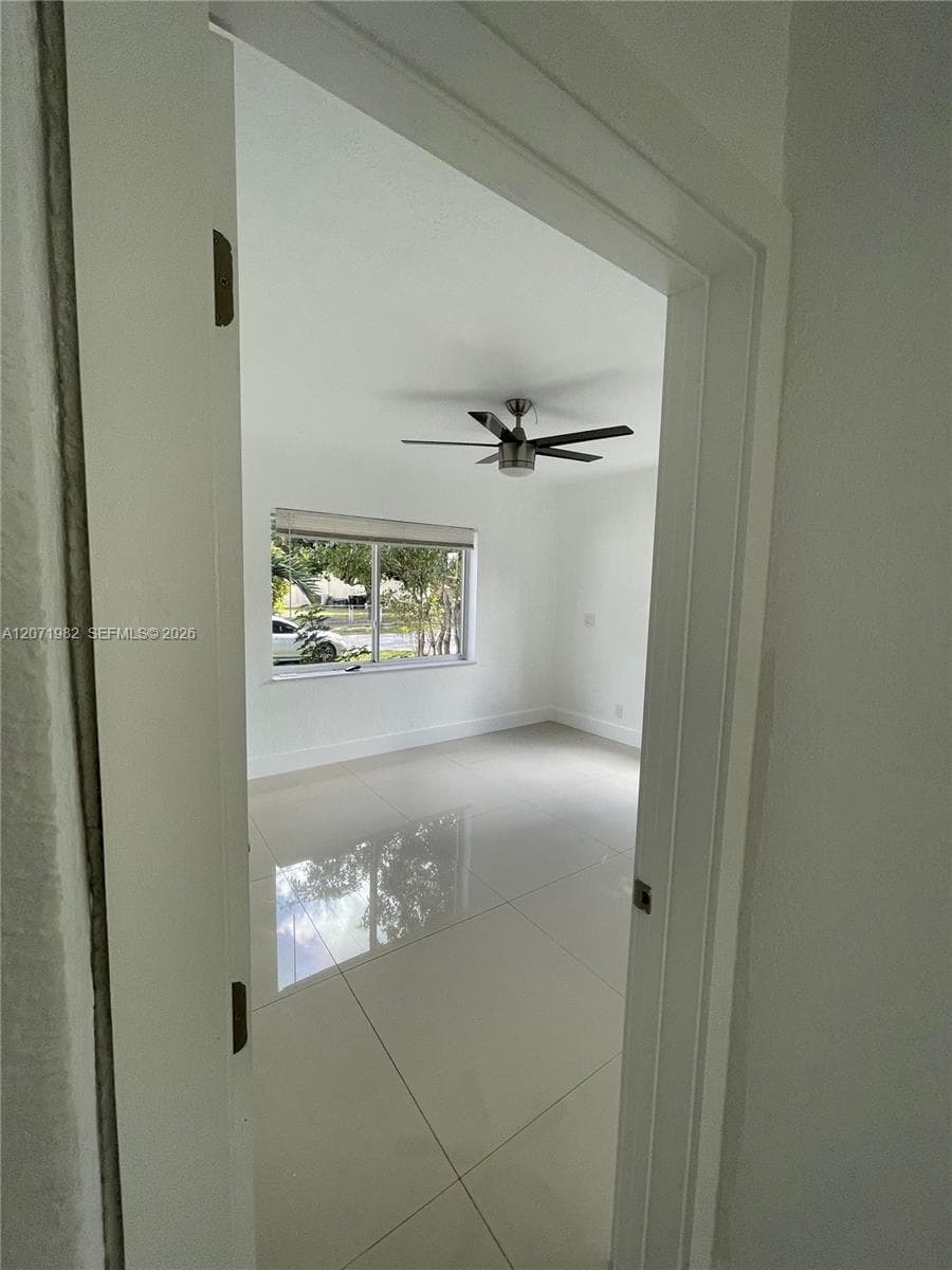 15760 NE 18th Ct, North Miami Beach, FL 33162 — zdjęcie 2