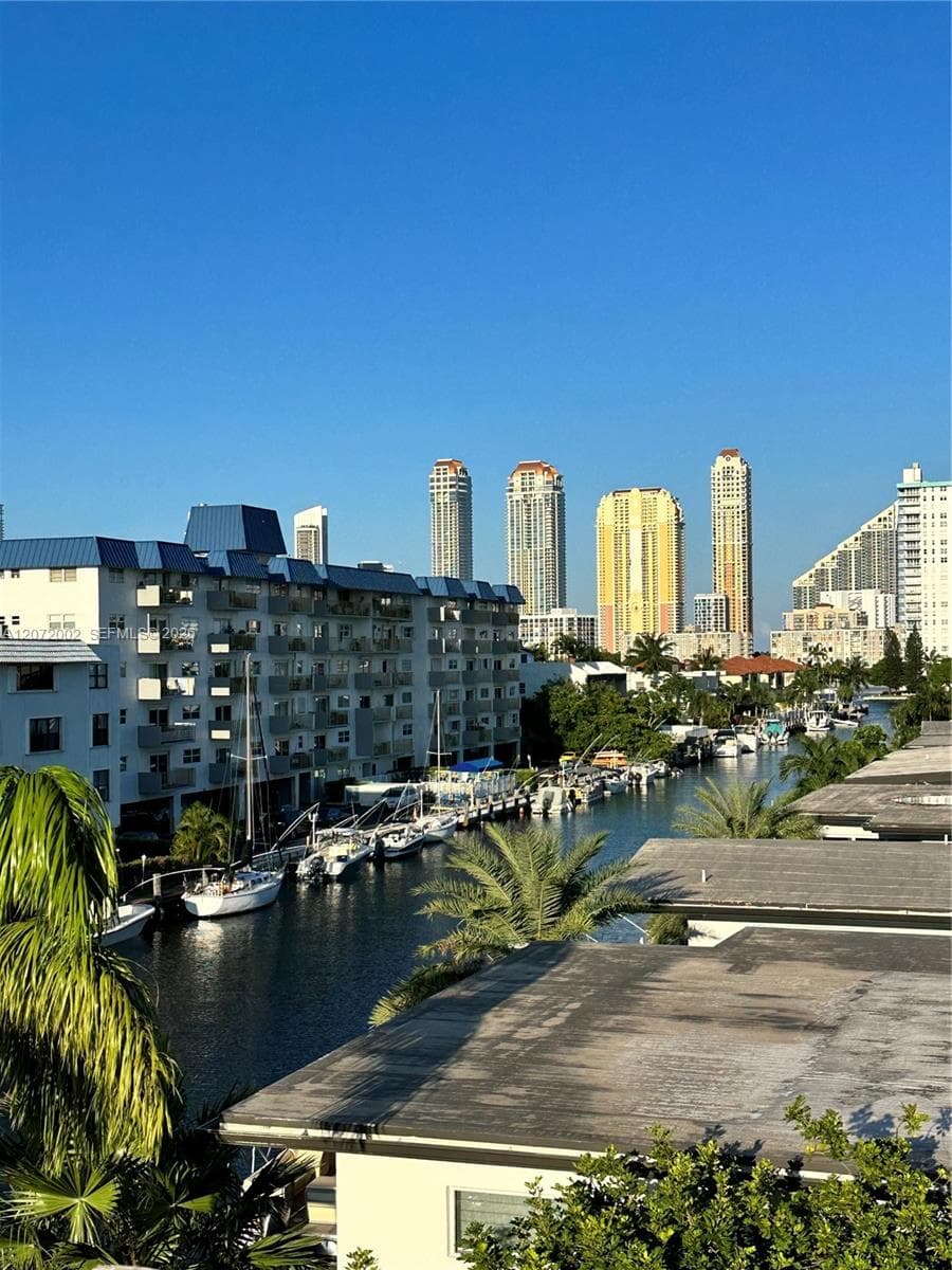 3601 NE 170th St # 409, North Miami Beach, FL 33160 — zdjęcie 3