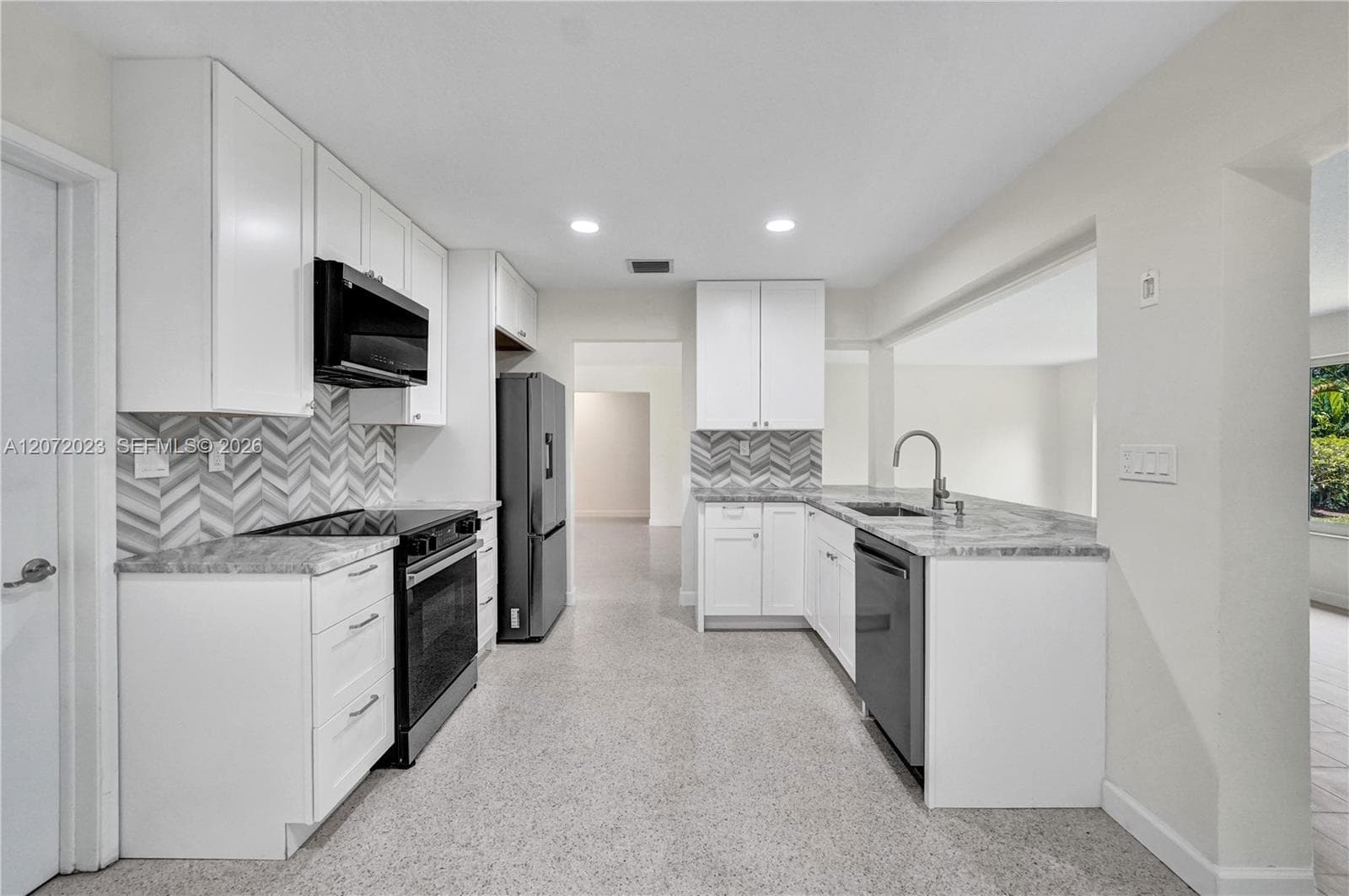 1524 NE 37th St, Oakland Park, FL 33334 — zdjęcie 3