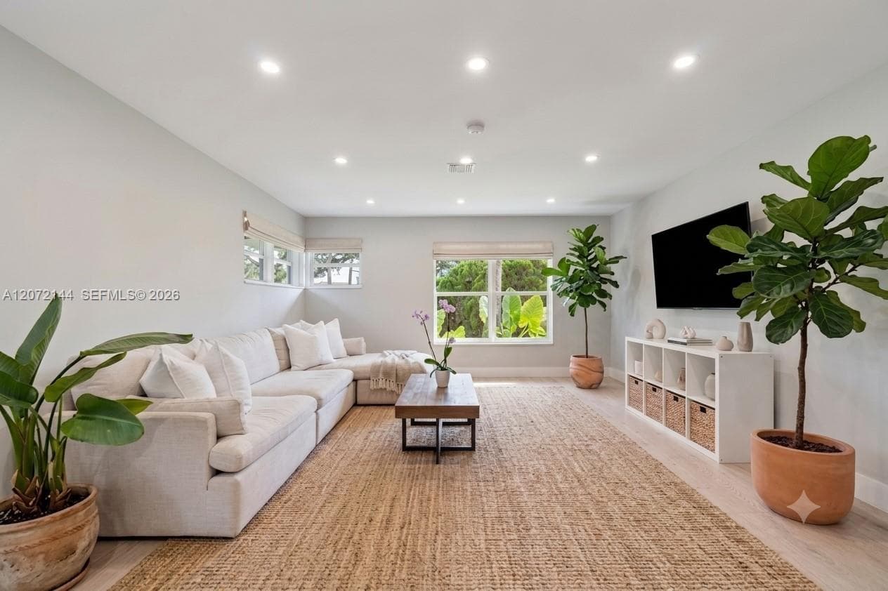 10650 NE 11th Ct, Miami Shores, FL 33138 — zdjęcie 5