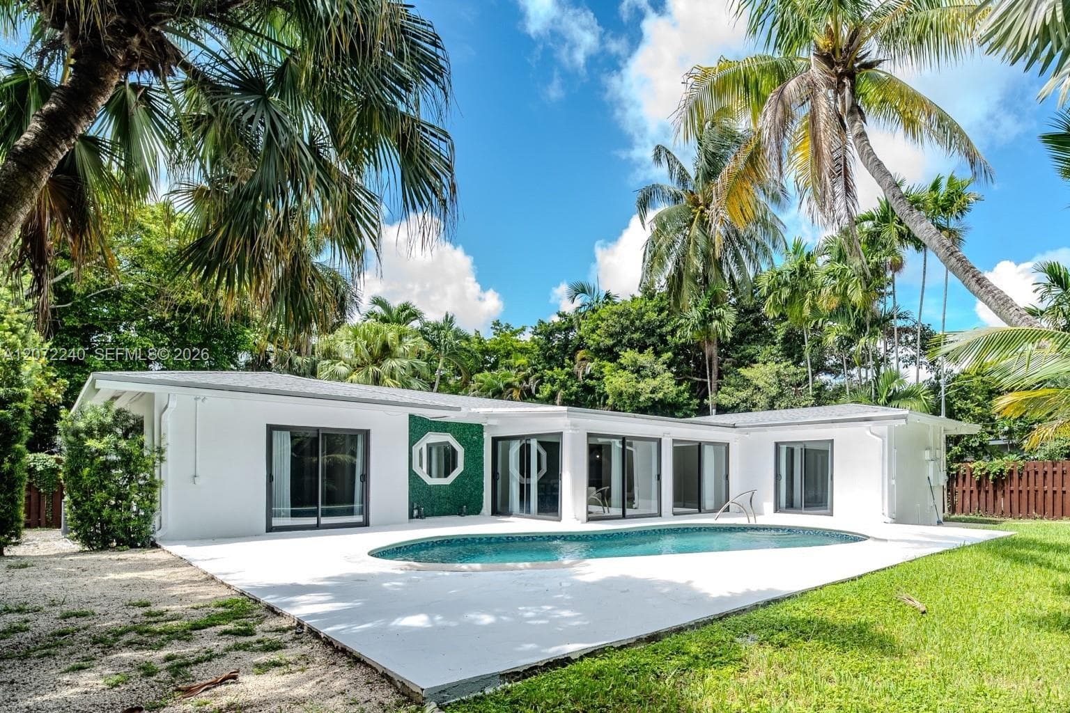 1825 Alamanda Dr, North Miami, FL 33181 — zdjęcie 2