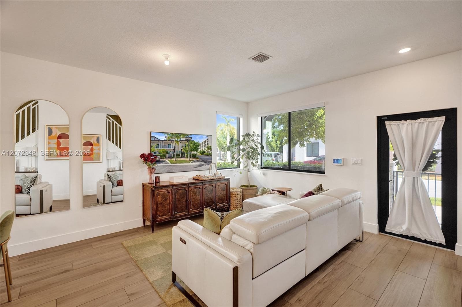 8166 NW 42nd St, Doral, FL 33166 — zdjęcie 4