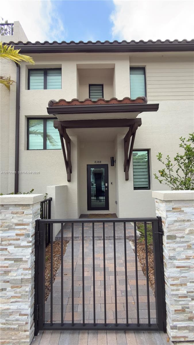 8388 NW 49th St, Doral, FL 33166 — zdjęcie 2