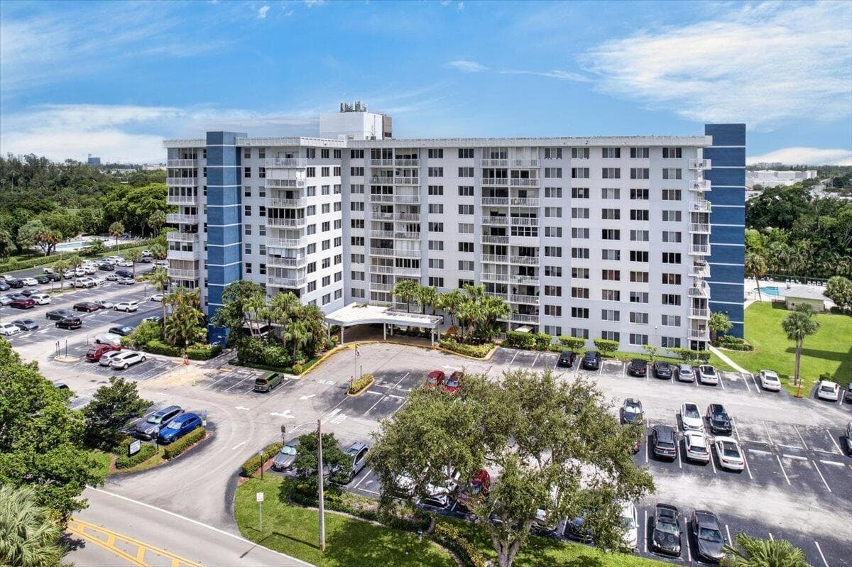 4200 Hillcrest Drive, Hollywood, FL 33021