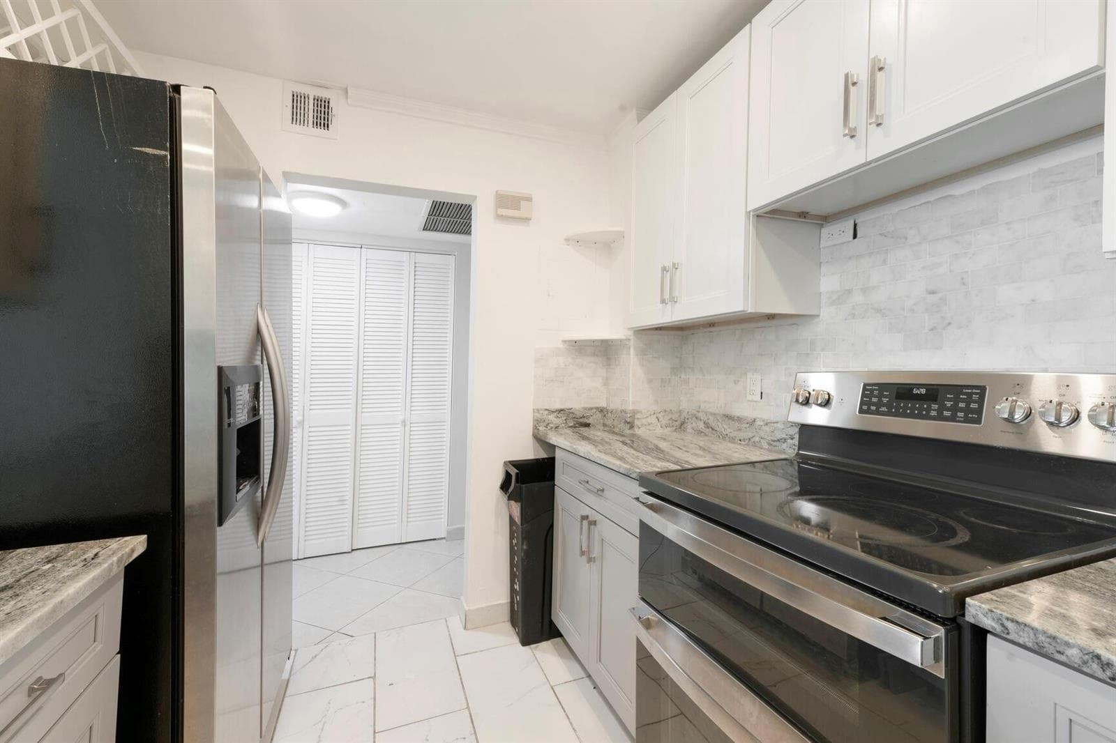 3800 N HILLS Drive # 402, Hollywood, FL 33021