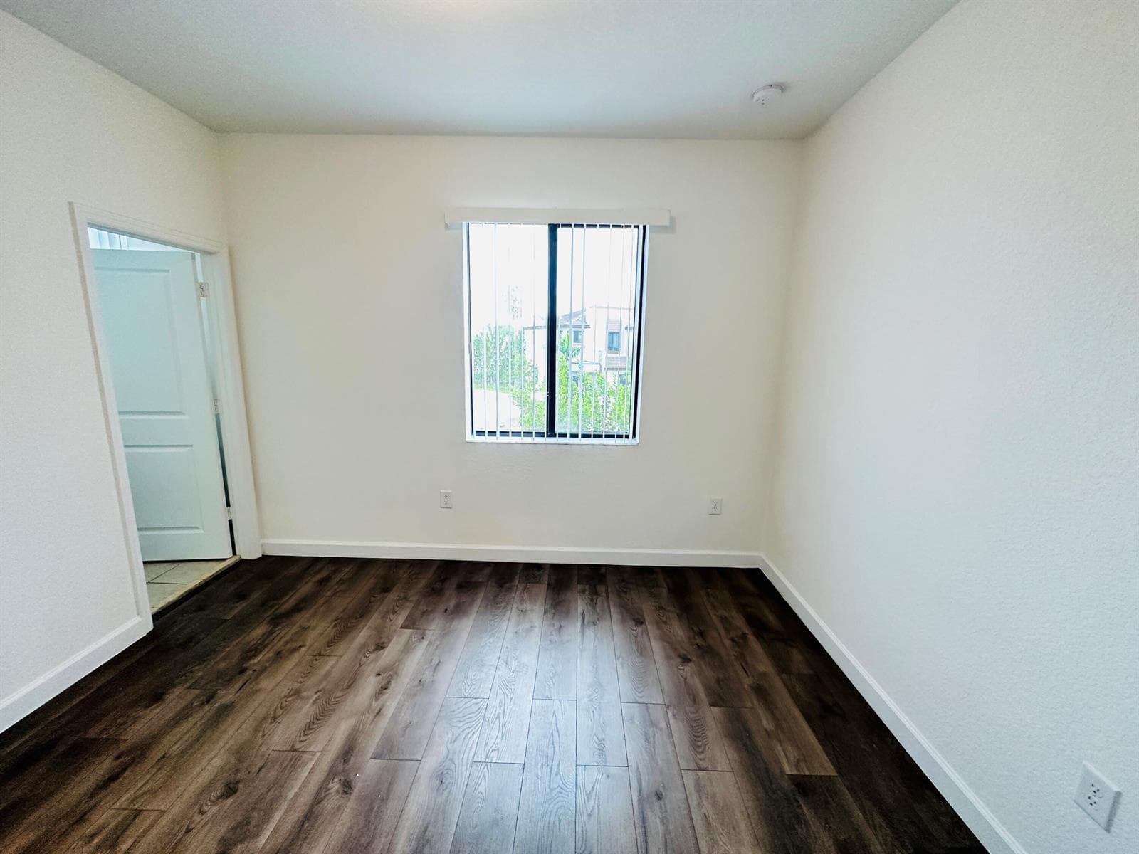 346 NE 208TH Terrace, Miami, FL 33179 — zdjęcie 3