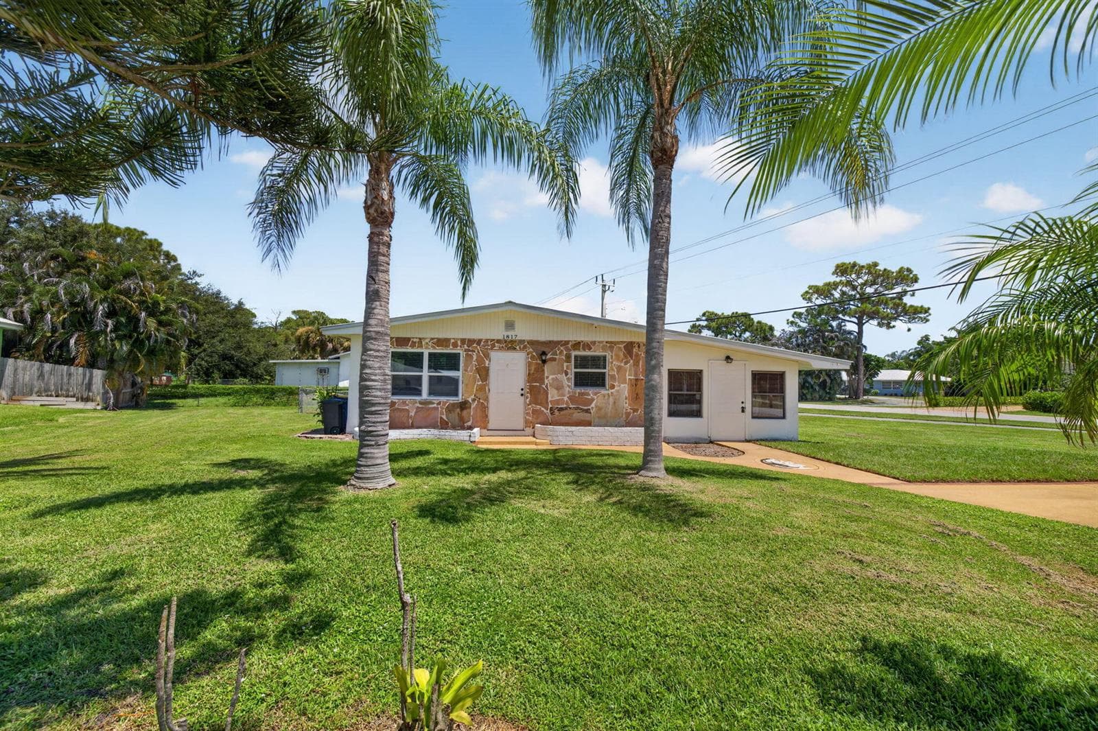 1817 NW AZALEA Street, Stuart, FL 34994 — zdjęcie 2