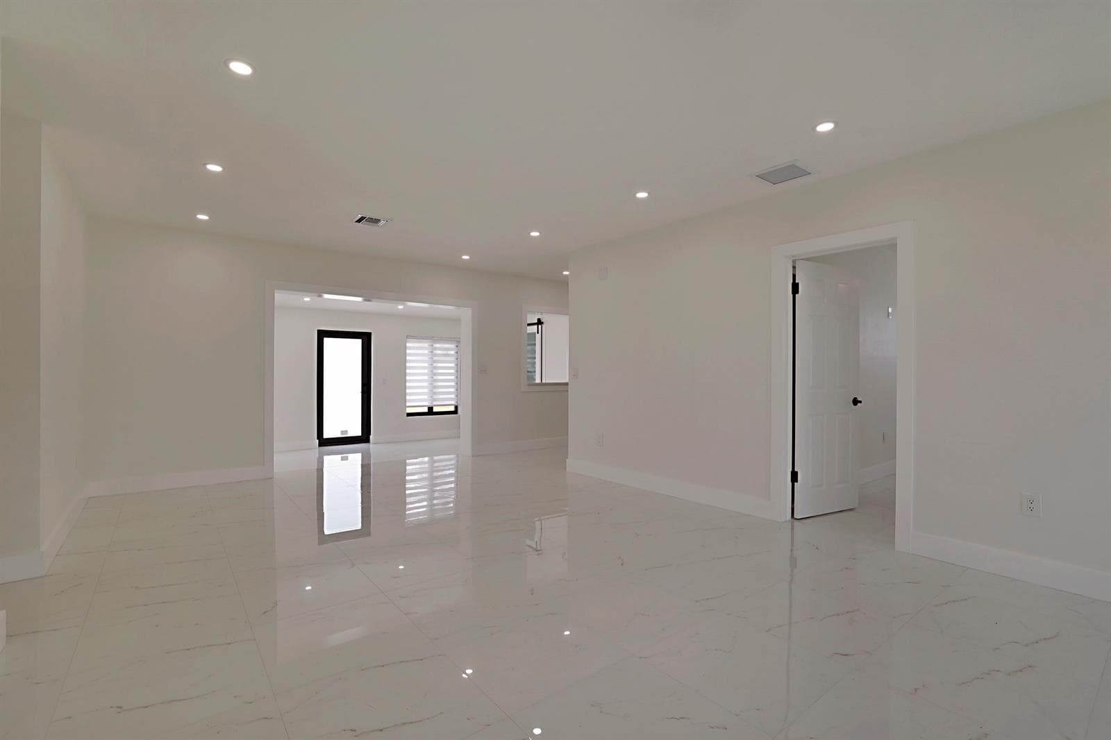 421 FONTANA Drive, Palm Springs, FL 33461 — zdjęcie 2