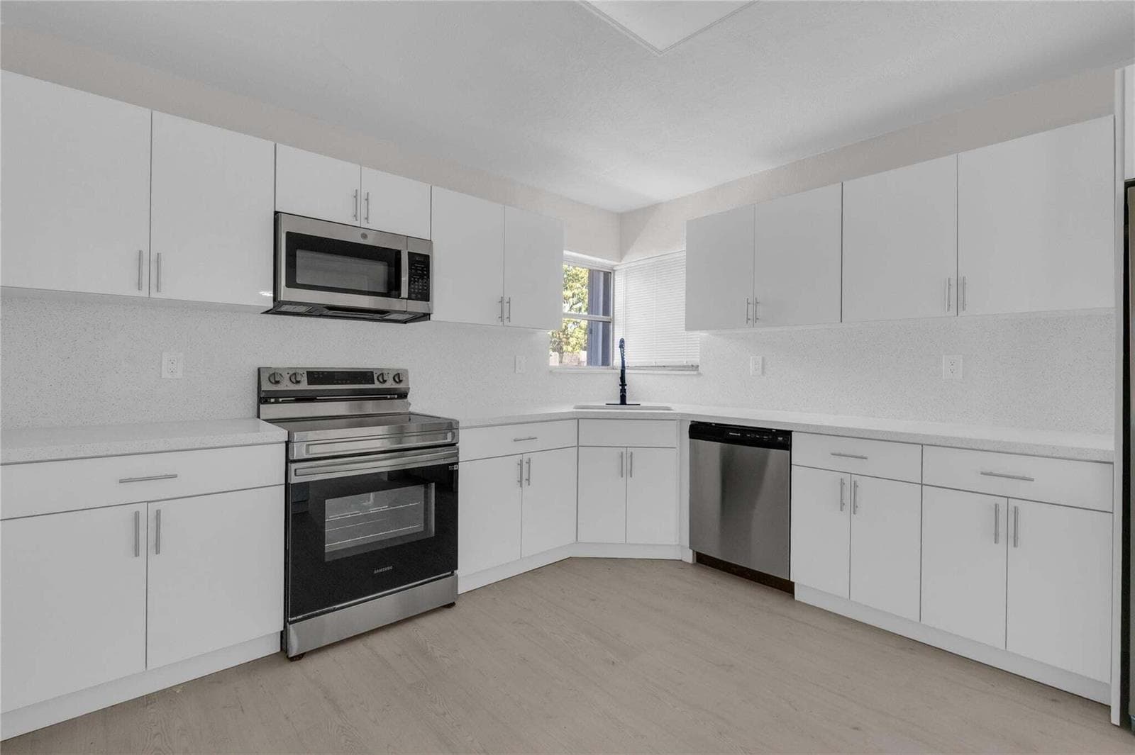 200 NW 33RD Terrace, Lauderhill, FL 33311 — zdjęcie 2