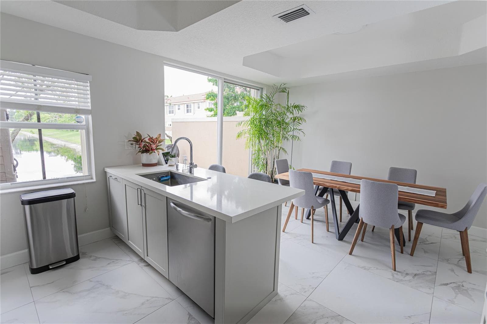 14387 SW 9th Court, Pembroke Pines, FL 33027 — zdjęcie 2