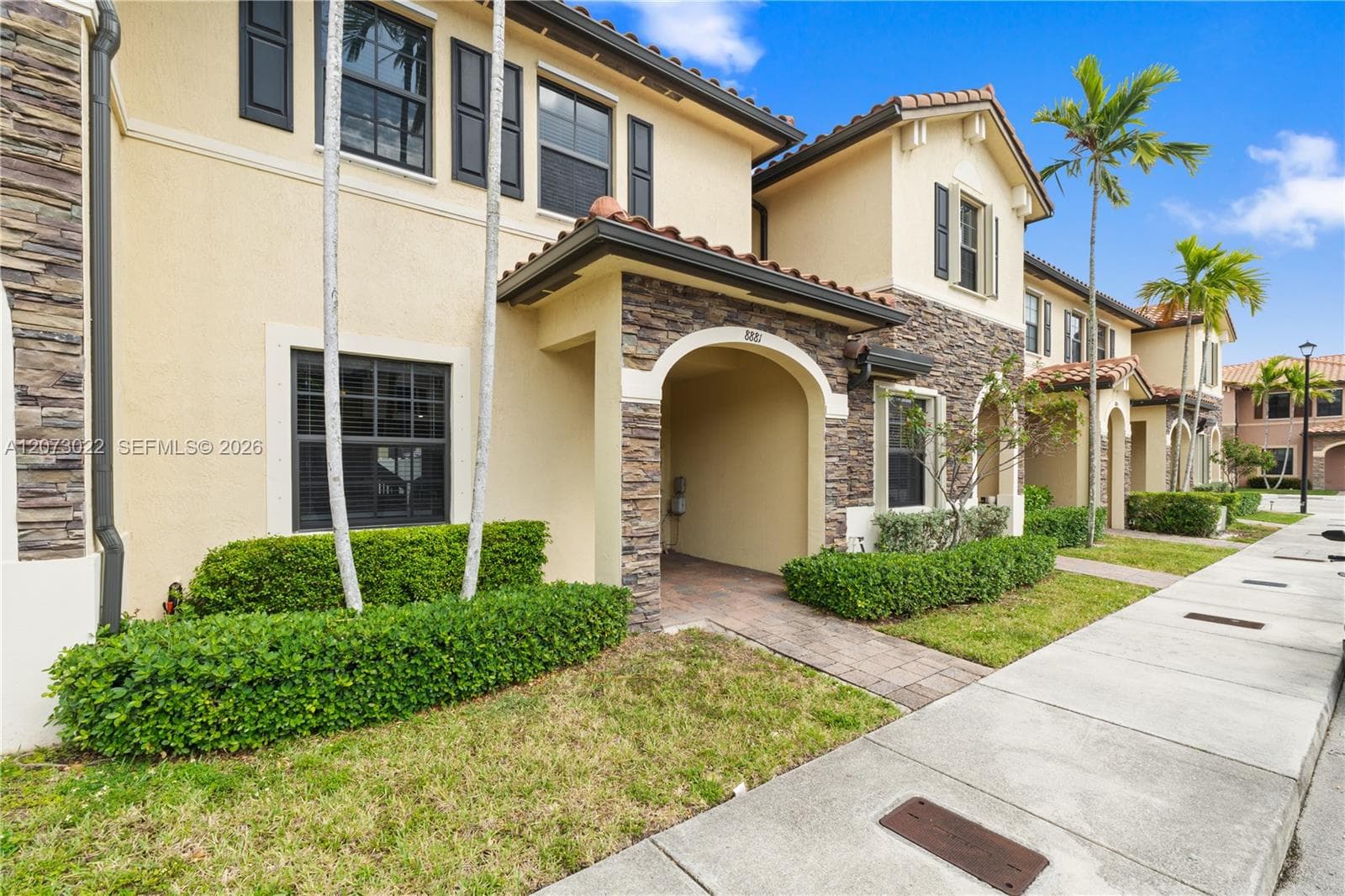 8881 W 35th Ln, Hialeah, FL 33018 — zdjęcie 4