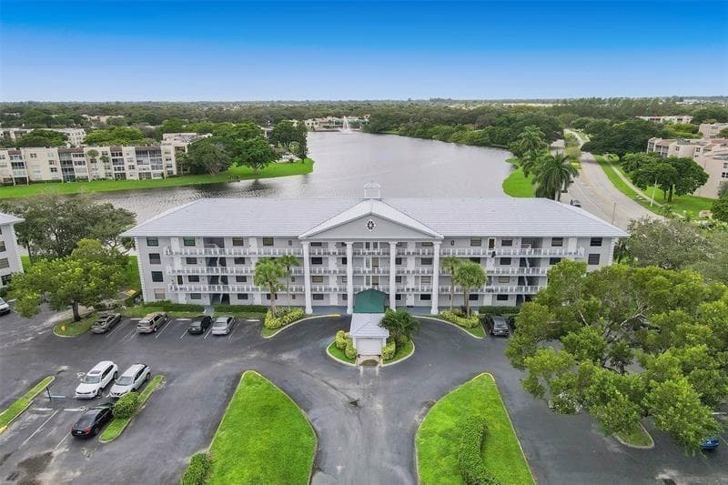 1520 WHITEHALL Drive # 202, Davie, FL 33324