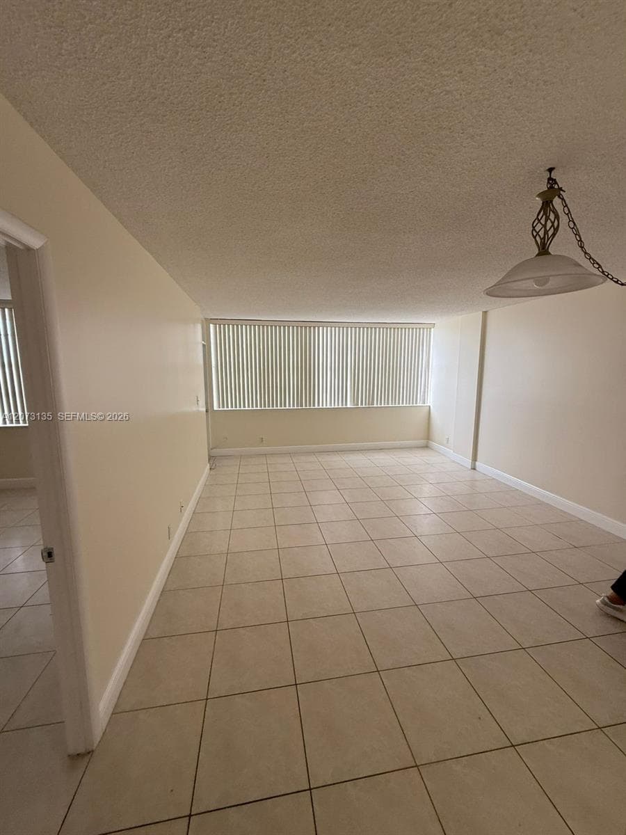 2025 NE 164th St # 801, North Miami Beach, FL 33162 — zdjęcie 2