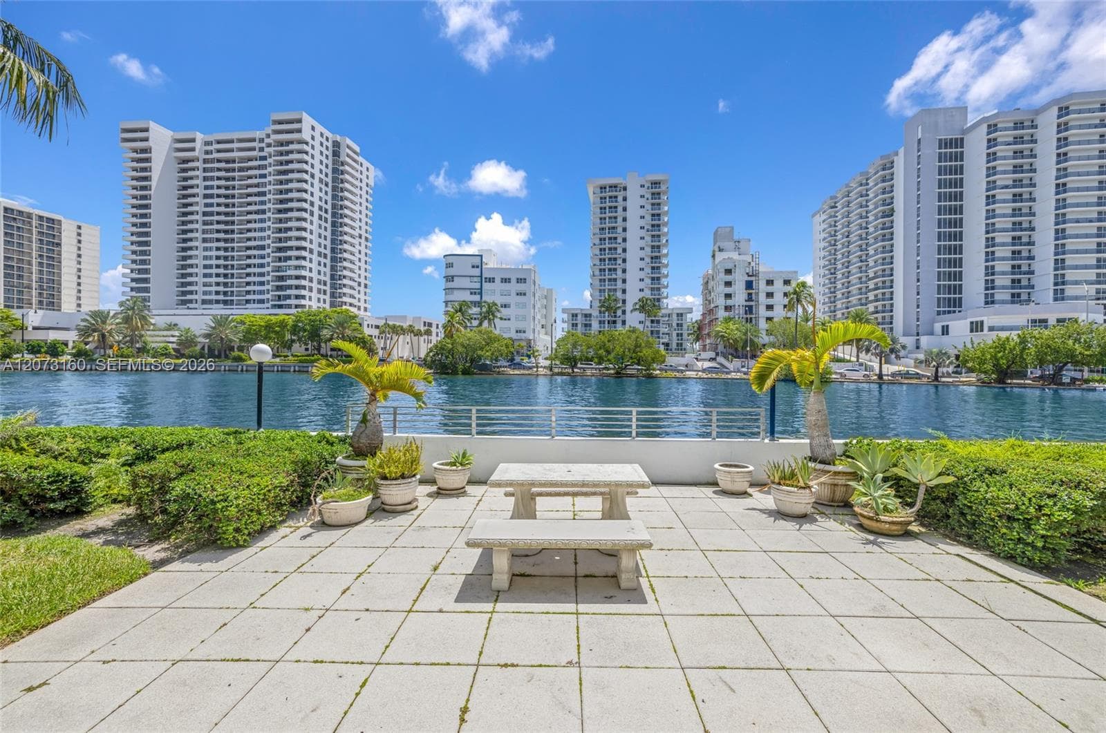 2445 Lake Pancoast Dr # 4, Miami Beach, FL 33140 — zdjęcie 2