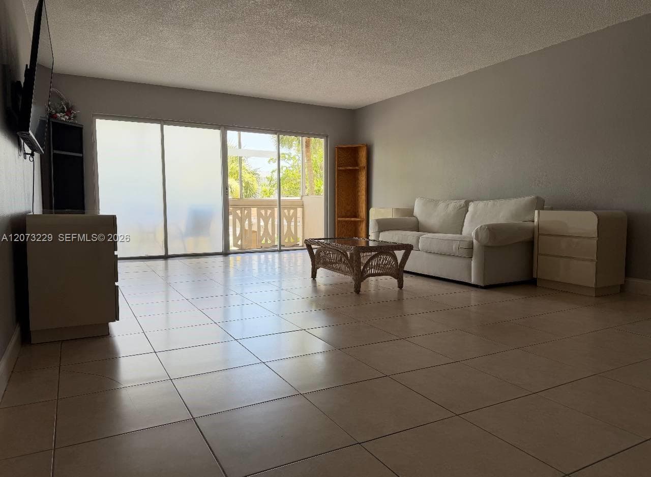 800 NE 195th St # 211, Miami, FL 33179 — zdjęcie 3